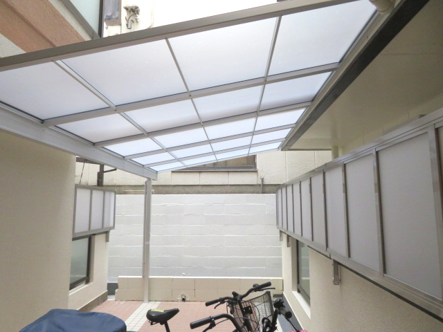 マンション駐輪スペース・テラス屋根設置・ベランダ波板貼替工事